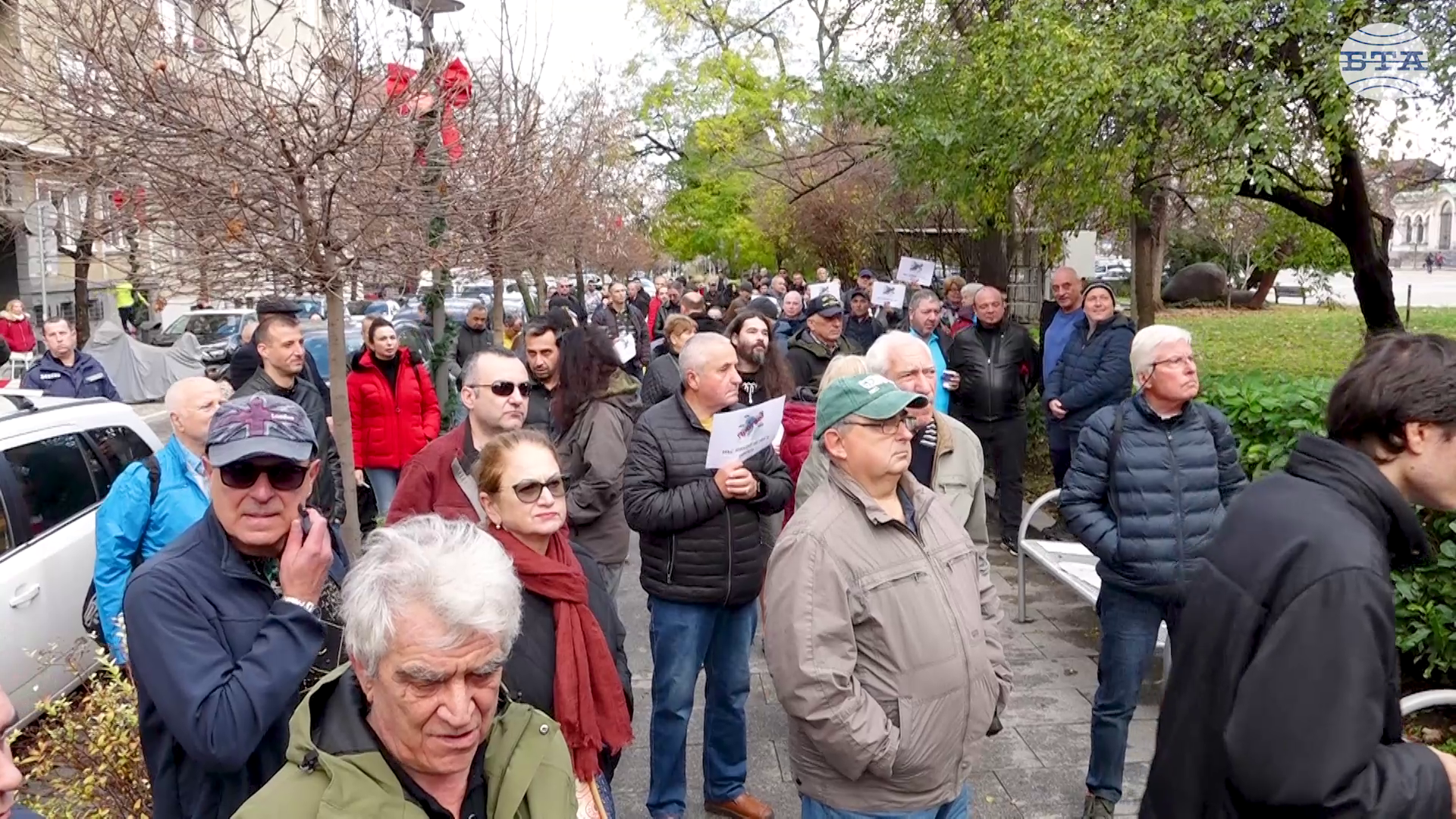 Протестиращи срещу промените, свързани със зоните за паркиране в столицата, блокираха движението по ул. „Московска“ пред Столичната община