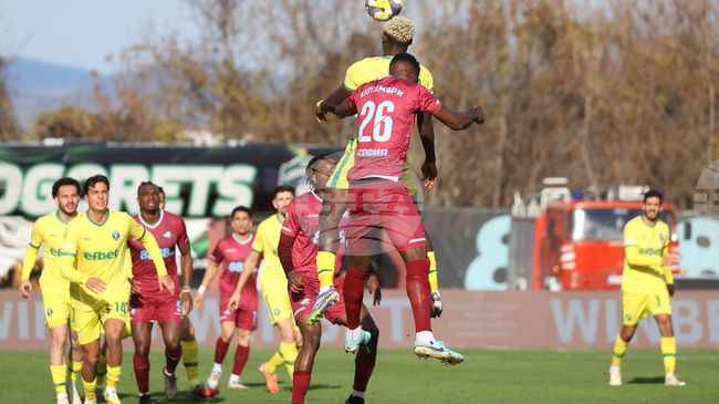 Новият старши треньор на Лудогорец (Рз) Пер-Матиас Хьогмо започна периода си с победа над Септември