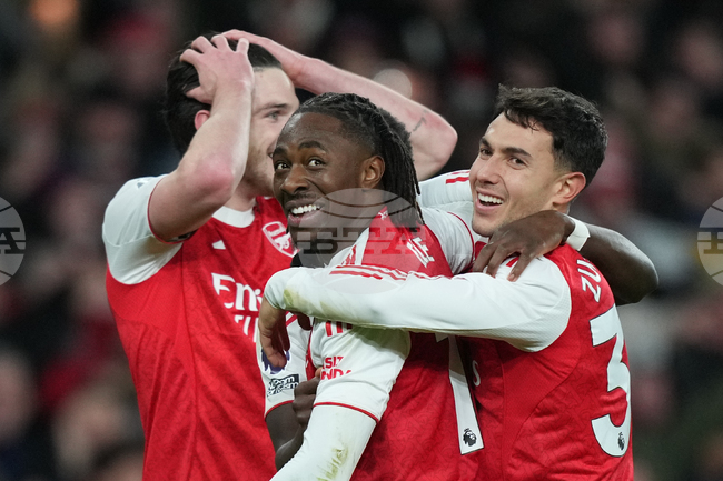 С хеттрик на Еберечи Езе Арсенал спечели дербито на Северен Лондон и увеличи преднината си на върха в английската Висша лига