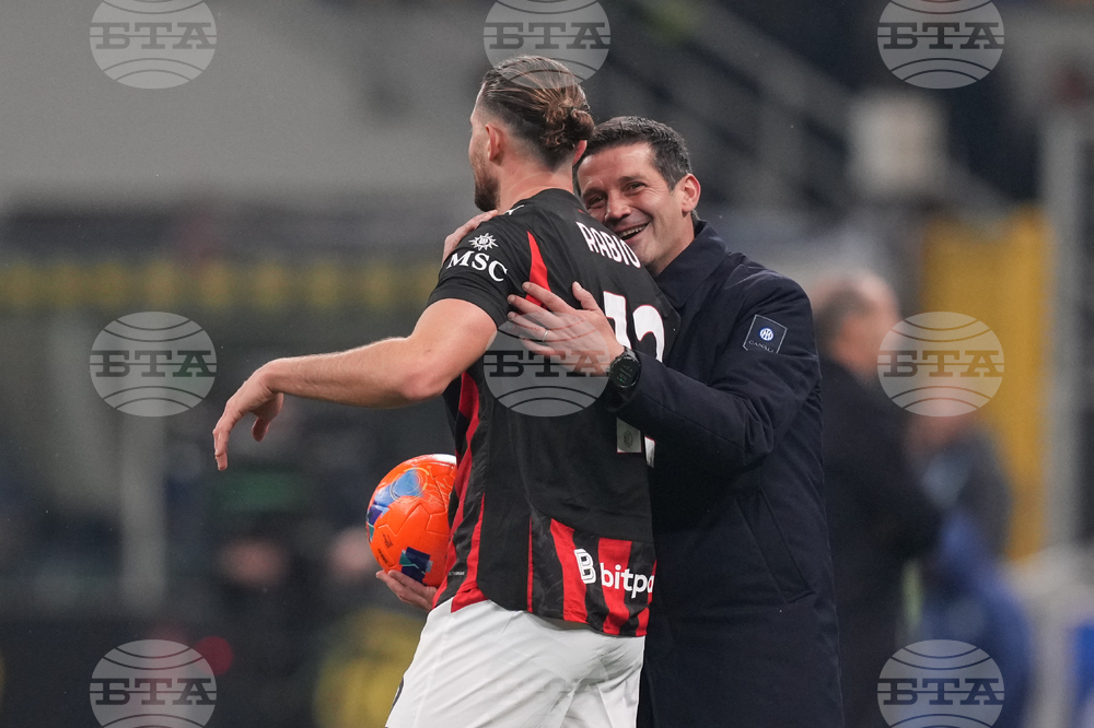 Адриен Рабио се надява, че вратарят Майк Менян ще поднови договора си с Милан