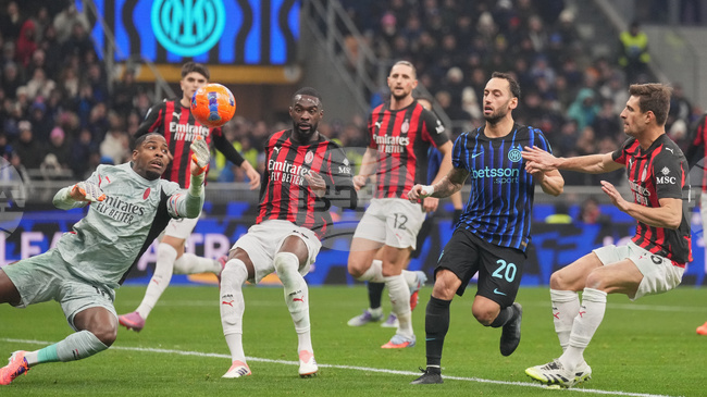 Сега не е моментът да говорим за бъдещето ми, казва вратарят на Милан Майк Менян