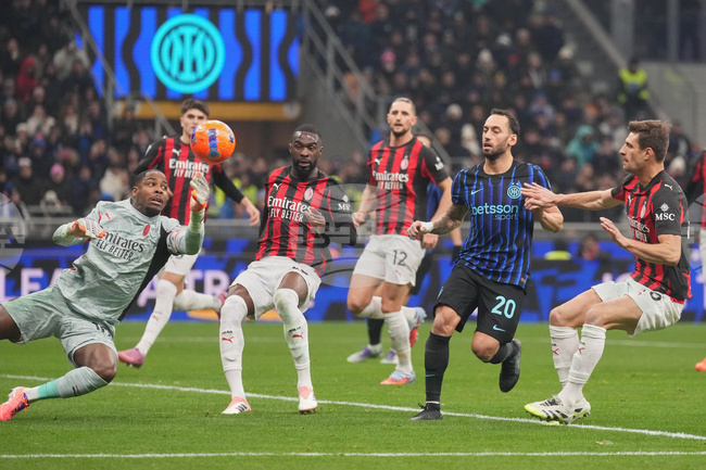 Сега не е моментът да говорим за бъдещето ми, казва вратарят на Милан Майк Менян