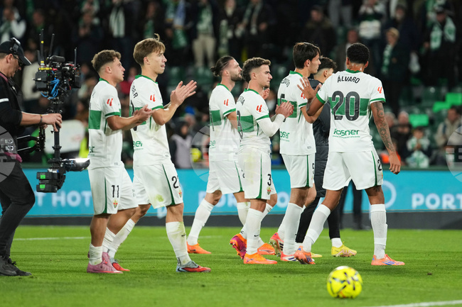 Елче разгроми Райо Валекано в последния си мач за календарната година и се изкачи в горната половина на таблицата в Испания