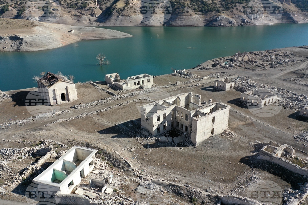 Потопено село излезе наяве след отдръпване на водата в язовир в Източна Турция 