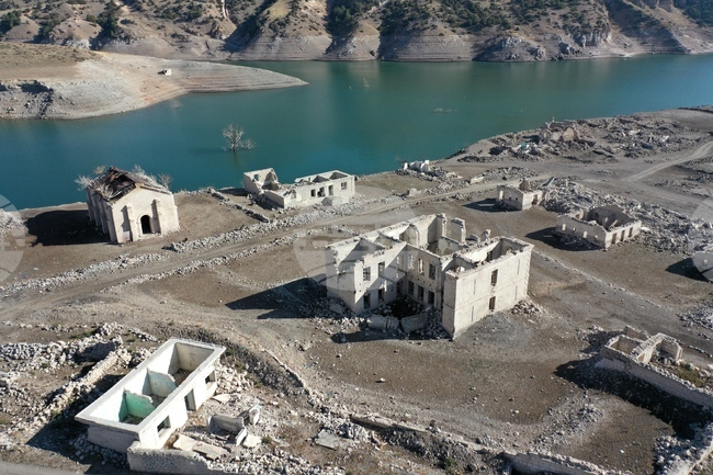 Потопено село излезе наяве след отдръпване на водата в язовир в Източна Турция 