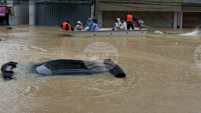 Проливни дъждове и наводнения наложиха евакуацията на хиляди жители на Тайланд, а жертвите на водната стихия в Малайзия са най-малко 8