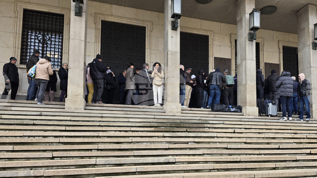 Граждани чакат пред БНБ, за да си купят златната възпоменателна монета с лика на Св. Патриарх Евтимий Търновски