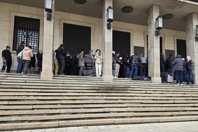 Граждани чакат пред БНБ, за да си купят златната възпоменателна монета с лика на Св. Патриарх Евтимий Търновски