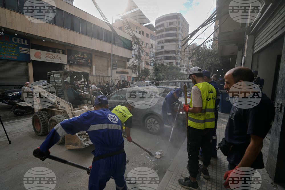 Израел съобщи, че е поразил цели в два града в Южен Ливан; лидерът на палестинска група, враждебна на "Хамас", е починал от наранявания