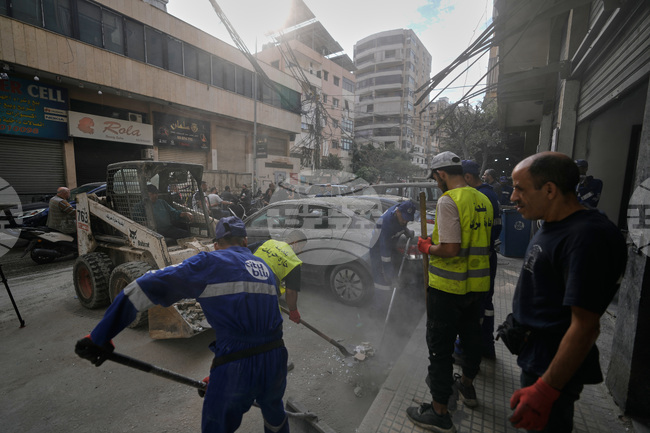 Израел съобщи, че е поразил цели в два града в Южен Ливан; лидерът на палестинска група, враждебна на "Хамас", е починал от наранявания