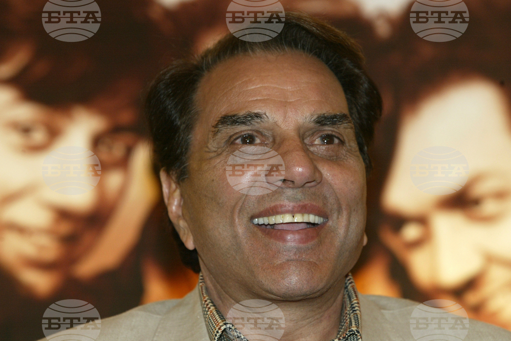 Актьорът Дхармендра, популярна звезда на индийското кино, почина на 89 години в Мумбай