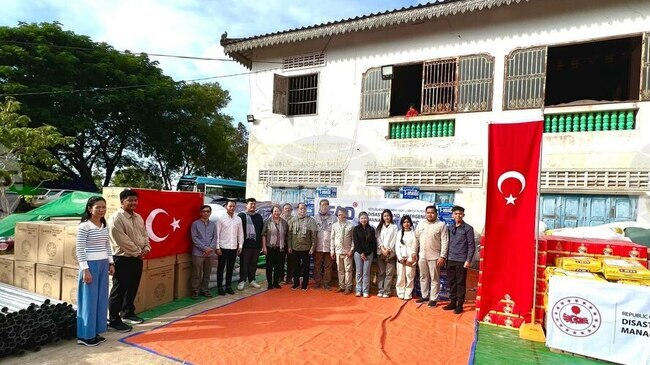 АКП: Турската посланичка в Камбоджа достави хуманитарна помощ на разселените лица в граничния район на провинция Бантеай Меанчей 