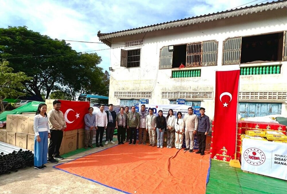 АКП: Турската посланичка в Камбоджа достави хуманитарна помощ на разселените лица в граничния район на провинция Бантеай Меанчей 