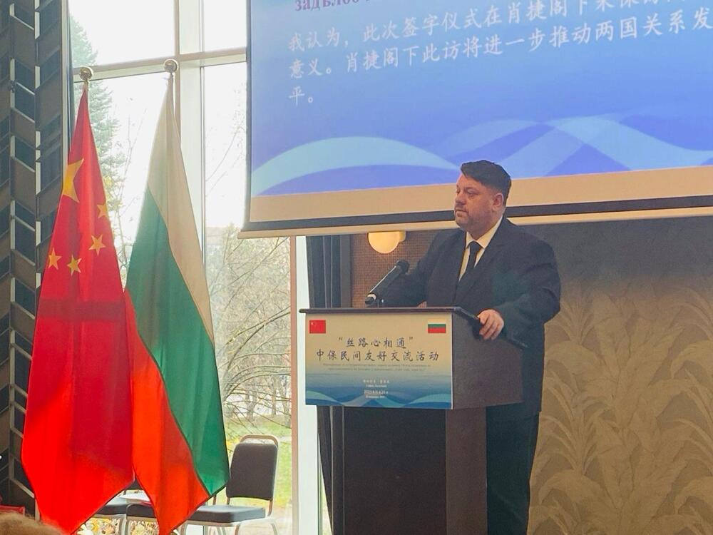 МС: Вицепремиерът Атанас Зафиров и зам.-председателят на Постоянния комитет на Общокитайското събрание на народите Сяо Дзие присъстваха на подписването на споразумения за сътрудничество между организации в България и Китай