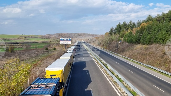 Около 30 километра е опашката от товарни автомобили пред пункта с Турция "Капитан Андреево", съобщиха от "Пътна полиция"