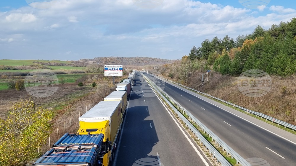 Около 30 километра е опашката от товарни автомобили пред пункта с Турция "Капитан Андреево", съобщиха от "Пътна полиция"