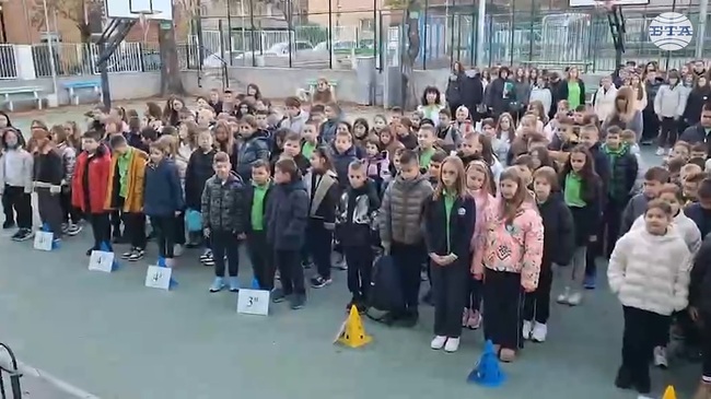 В Трето основно училище „Гоце Делчев“ в Петрич учебната седмица започва с химна на Република България