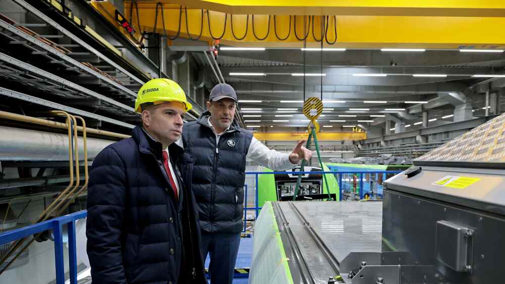 Първият нов електрически влак „Шкода“ пристига в България през януари 2026 г., от април ще вози пътници, заяви Гроздан Караджов