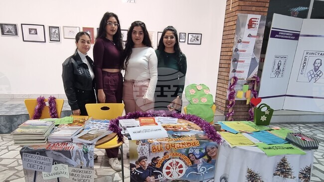 Щанд "Коледна поща на мечтите" е разположен пред галерия "Университетска" на Шуменския университет 