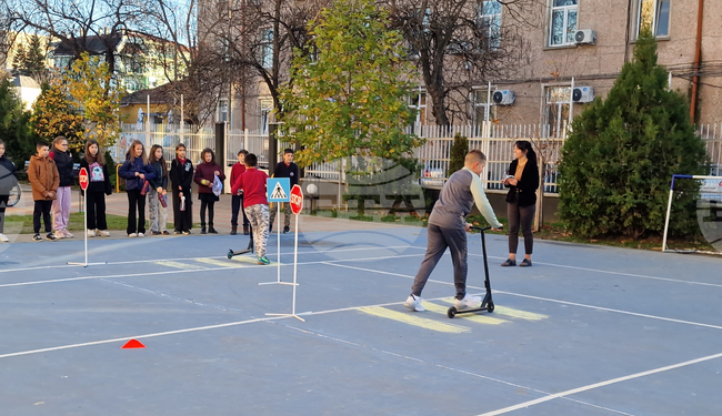 Деца от Търговище участваха в състезание с тротинетки и разпознаване на пътни знаци в урок по безопасност на движението по пътищата