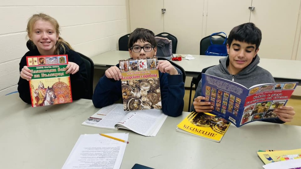 Възпитаниците на училище „Св. св. Кирил и Методий“ в Лос Анджелис получиха подаръци от българската композиторка Пенка Кунева