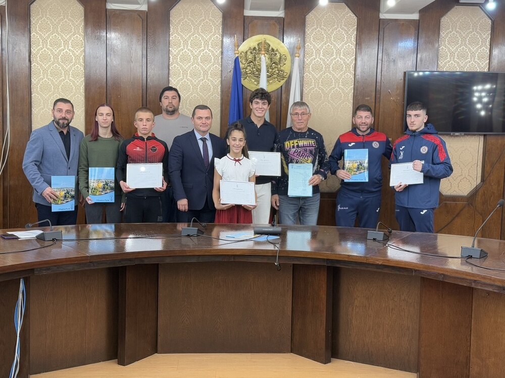 Община Русе: Пенчо Милков награди млади спортисти за високите им постижения в международни състезания