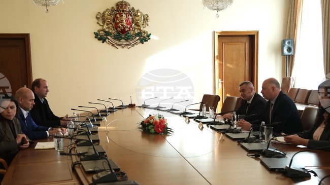 Работим за това до края на годината пострадалите животновъди да получат компенсациите си в пълен размер, каза премиерът Росен Желязков