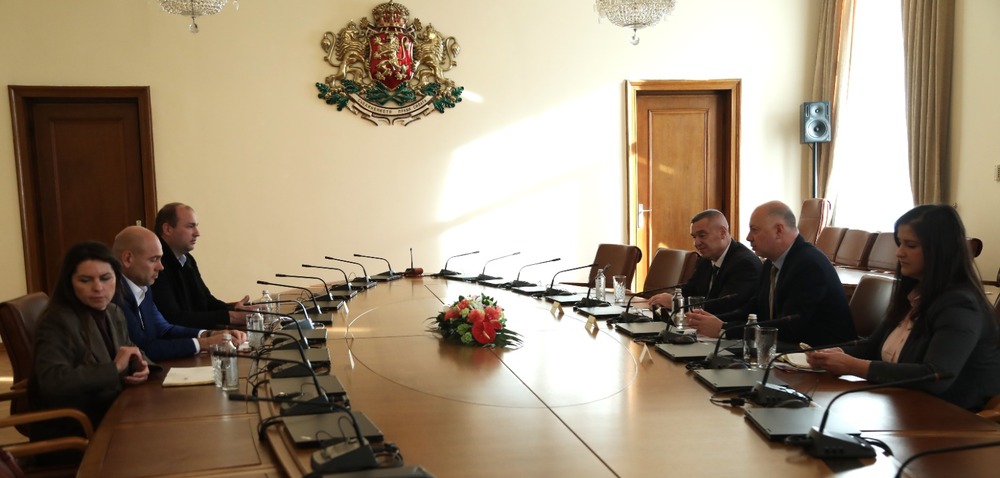 Работим за това до края на годината пострадалите животновъди да получат компенсациите си в пълен размер, каза премиерът Росен Желязков