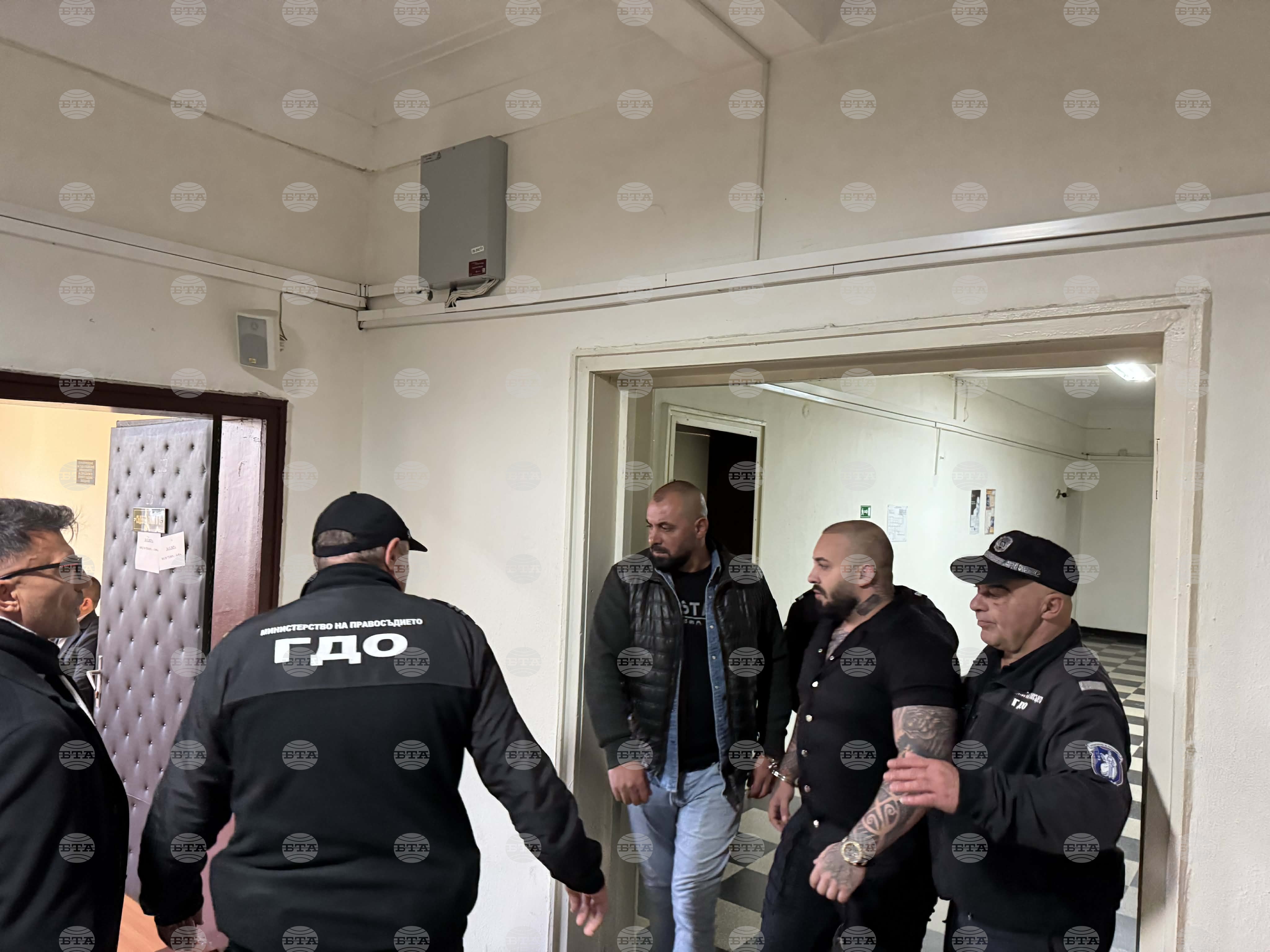 Съдът остави в ареста баща и син от разградското село Стражец, обвиняеми за трафик на жени с цел да бъдат използвани за развратни действия