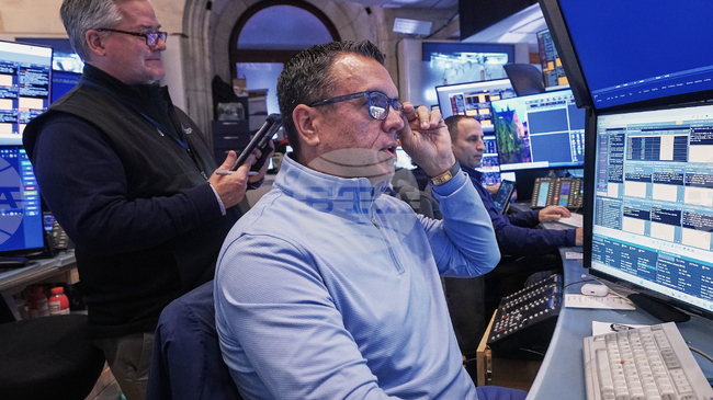 Низходящо се движат основните индекси на Уолстрийт в първата за месеца ранна търговия