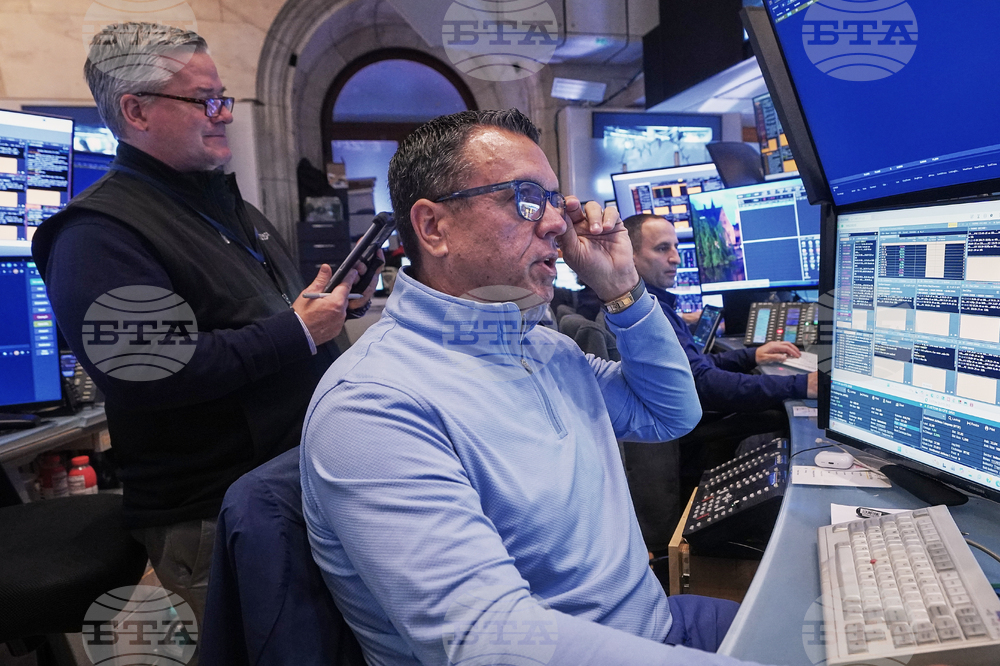 Низходящо се движат основните индекси на Уолстрийт в първата за месеца ранна търговия