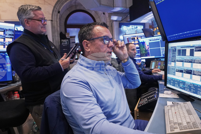 Низходящо се движат основните индекси на Уолстрийт в първата за месеца ранна търговия