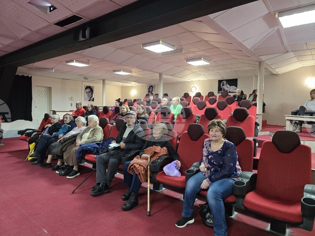 Средства за детски дефибрилатор събраха в Свищов от благотворителни прожекции на филма “Великани - как се посява доброто“