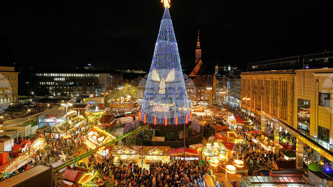 Традиционната 45-метрова коледна елха в Дортмунд беше тържествено осветена