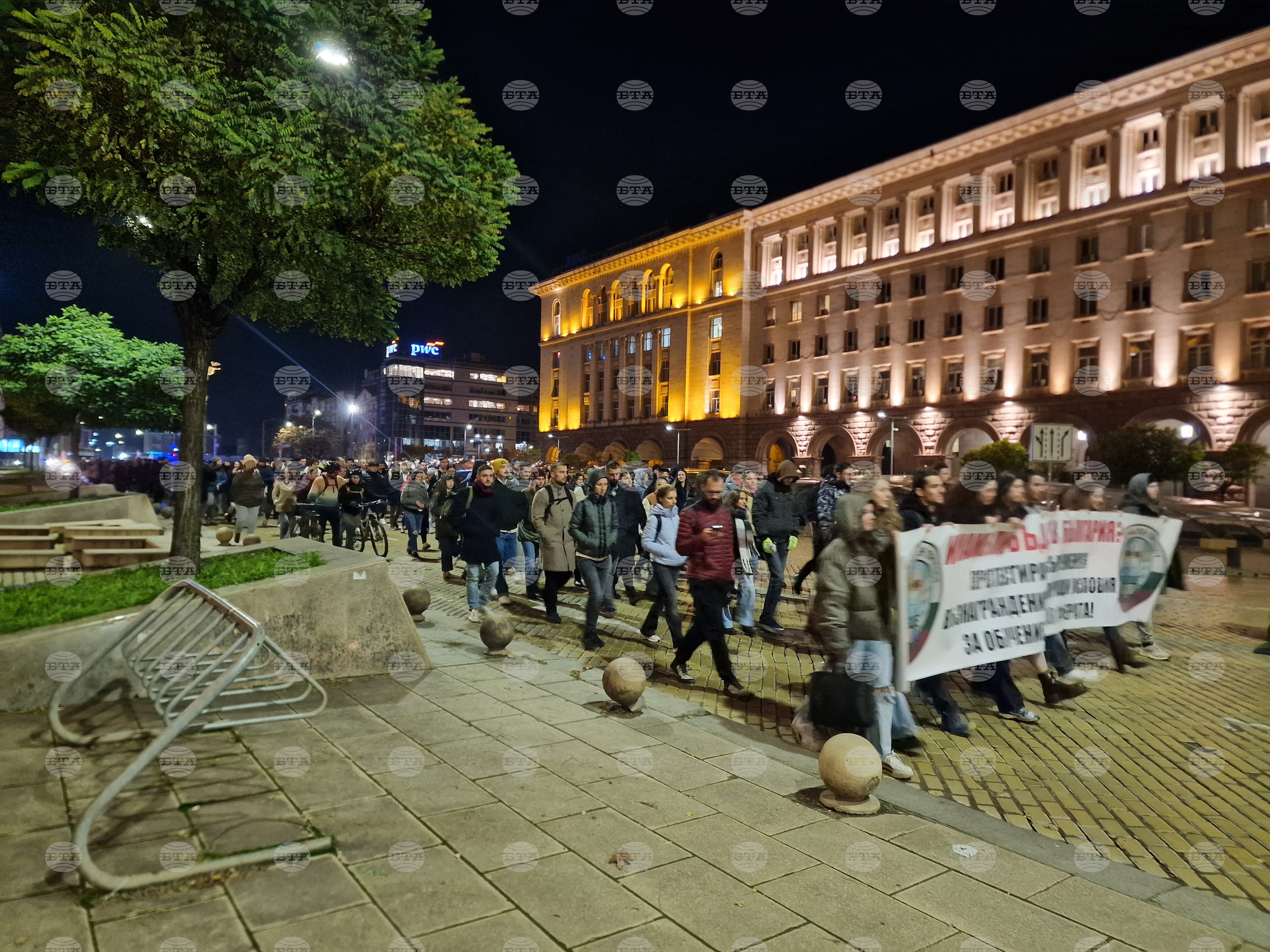 Протестиращи студенти по медицина и лекари специализанти блокираха движението на Орлов мост