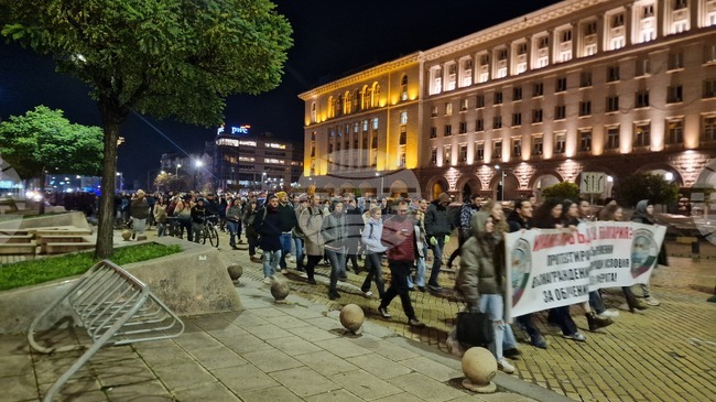 Протестиращи студенти по медицина и лекари специализанти блокираха движението на Орлов мост
