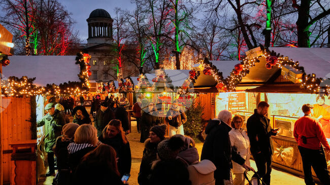 Петима души са били задържани по подозрение, че планирали нападение на коледен базар в Германия