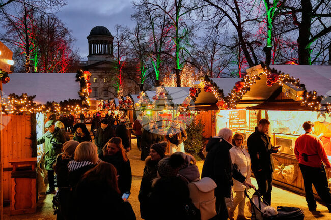 Петима души са били задържани по подозрение, че планирали нападение на коледен базар в Германия