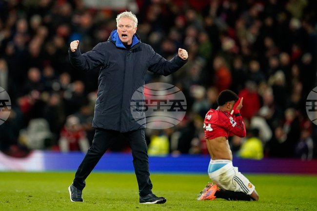 Мениджърът на Евертън Дейвид Мойс отправи критики към съдиите, след като получи жълт картон за навлизане на терена, за да отпразнува гол на своя тим