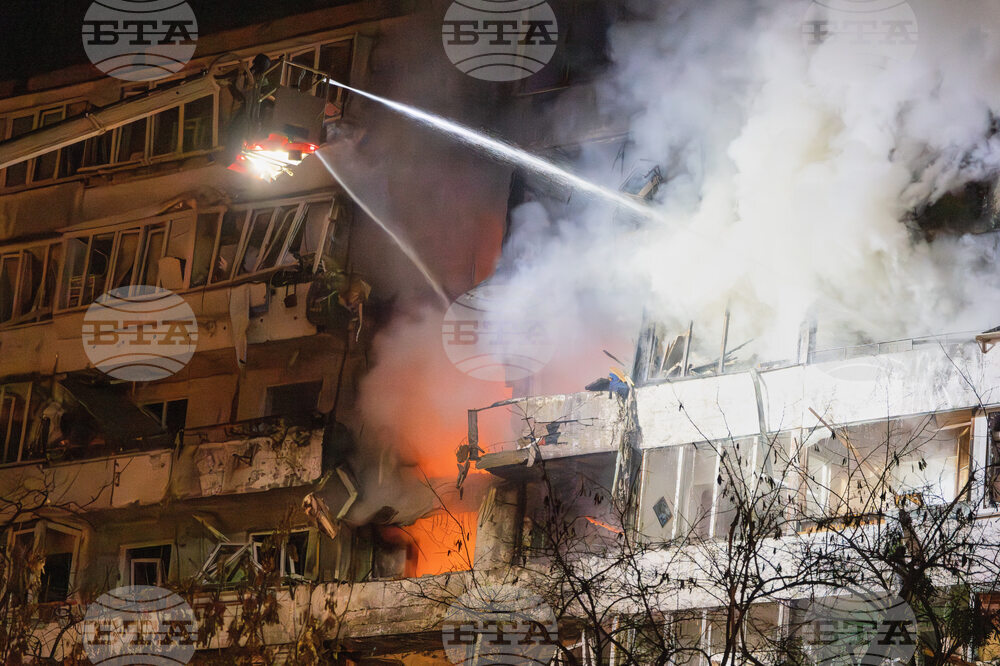 Най-малко четирима души са убити и седем - ранени при масирана руска атака с дронове и ракети срещу Киев, съобщават украинските власти