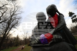 Международен ден за елиминиране на насилието над жени - статуя