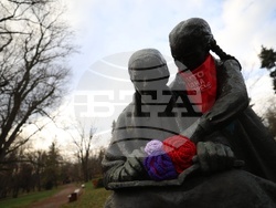 Международен ден за елиминиране на насилието над жени - статуя