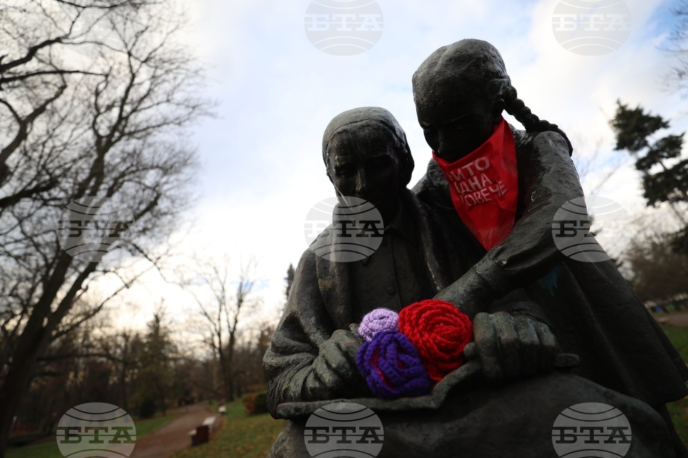 Международен ден за елиминиране на насилието над жени - статуя