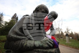 Международен ден за елиминиране на насилието над жени - статуя