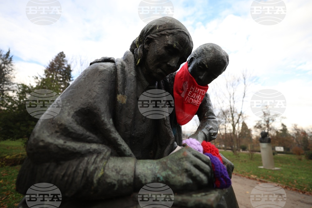 Международен ден за елиминиране на насилието над жени - статуя