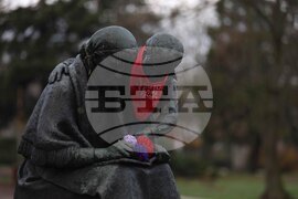 Международен ден за елиминиране на насилието над жени - статуя