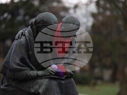 Международен ден за елиминиране на насилието над жени - статуя