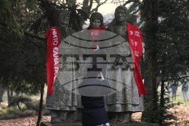 Международен ден за елиминиране на насилието над жени - статуя