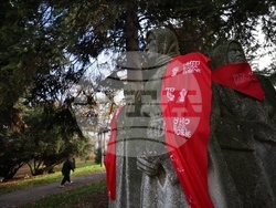 Международен ден за елиминиране на насилието над жени - статуя