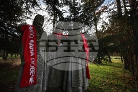 Международен ден за елиминиране на насилието над жени - статуя